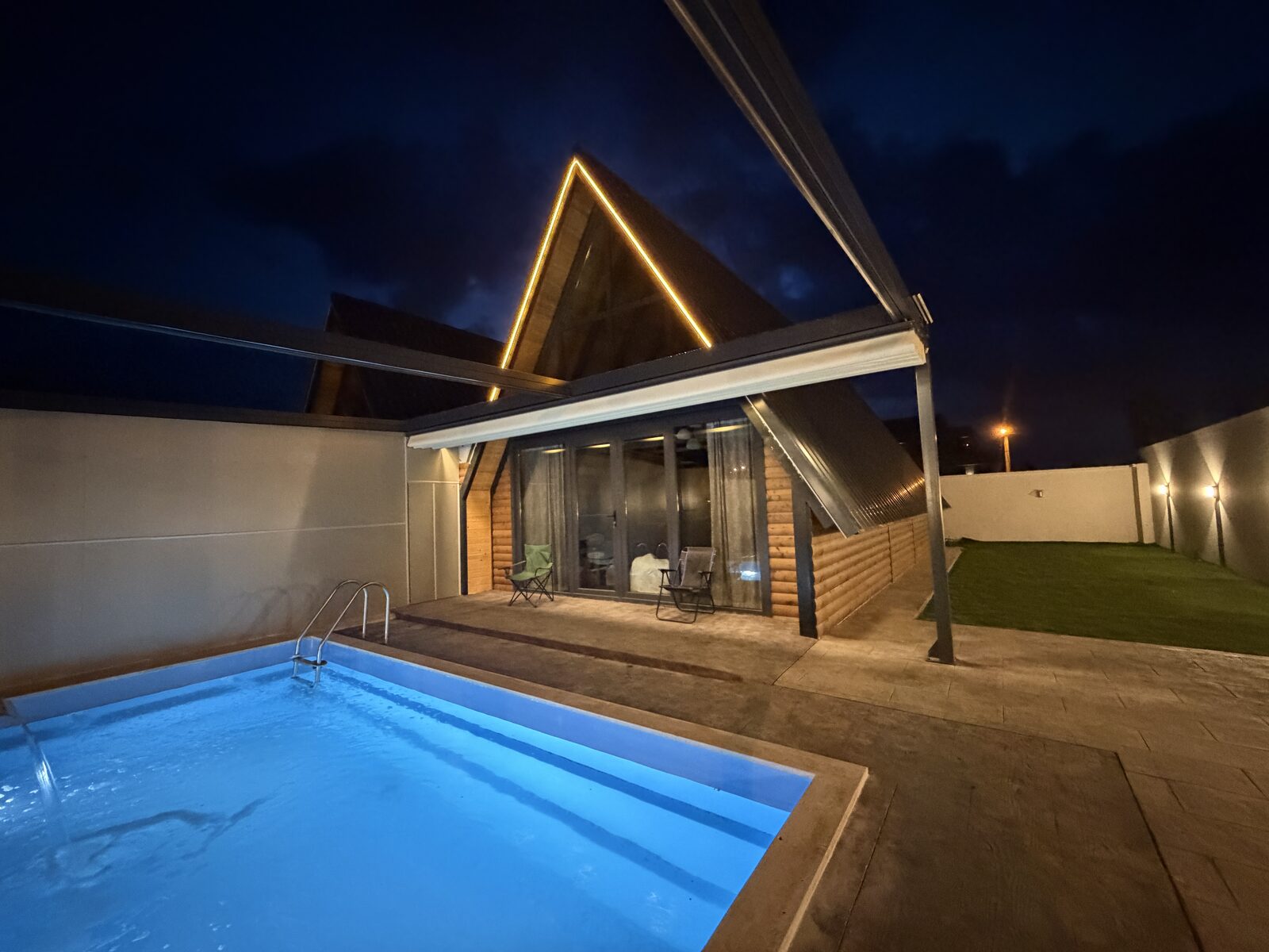 Siba Bungalov gece havuz başı ve aydınlatmalı bungalov görünümü